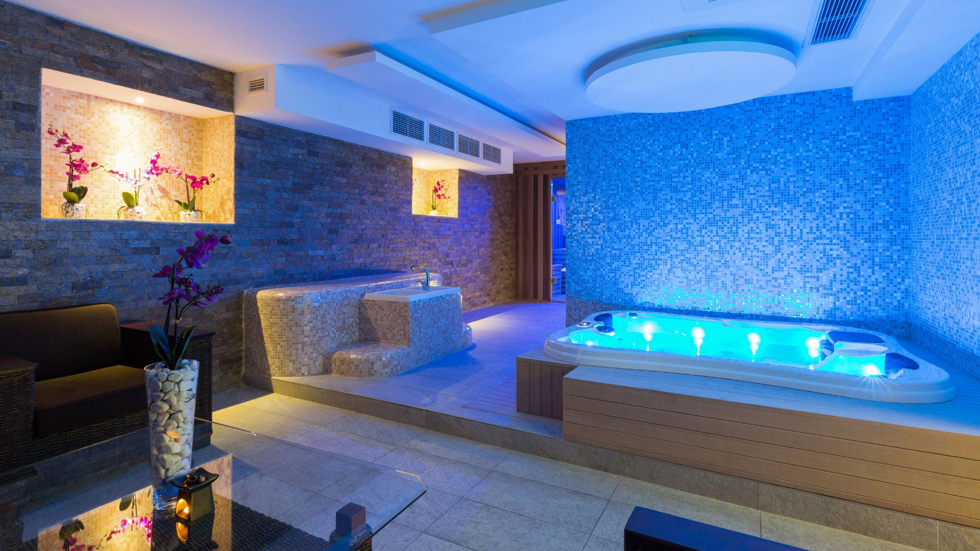 voyage hotel jacuzzi